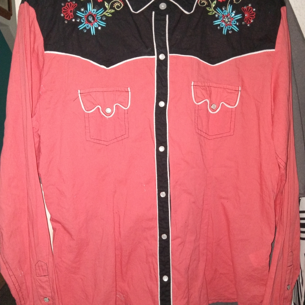 Womans western embroidered shirt w/Pearl Buttons